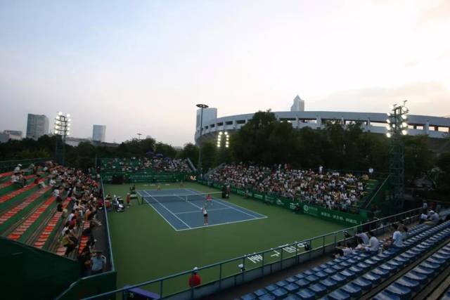 [德甲]拜仁三球完胜十人“霍村”.